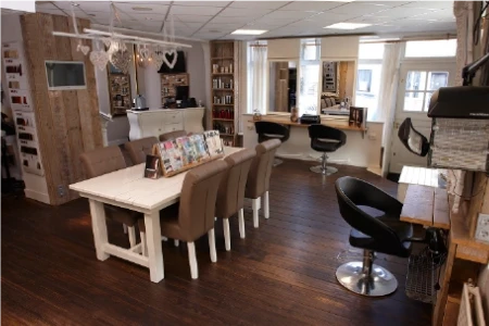 De salon van Hairstyling Nely van binnen