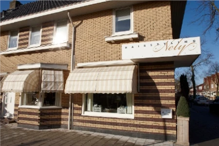 De gevel van Hairstyling Nely aan de Breestraat