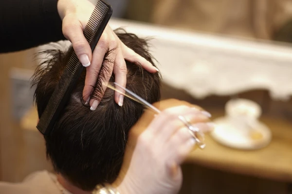 Haar knippen bij Hairstyling Nely